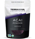 Terrasoul Acai Poudre versement dans un verre pour une boisson riche en antioxydants