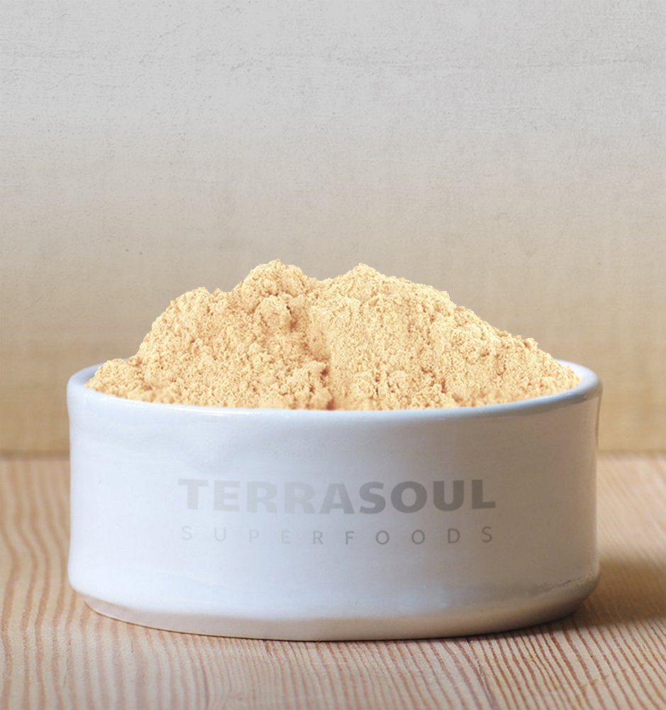 Terrasoul Maca Poudre Gelatinisee, versée dans le verre pour une boisson énergisante