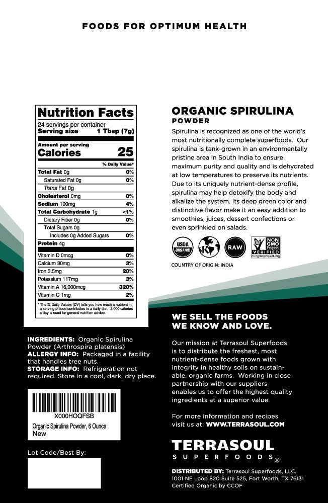 Terrasoul Spiruline en poudre, versement dans une cuillère, pratique et rapide.