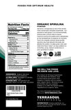 Terrasoul Spiruline en poudre, versement dans une cuillère, pratique et rapide.