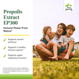 Tablettes à mâcher Terry Naturally Propolis EP300 en main, idéales pour une prise rapide.