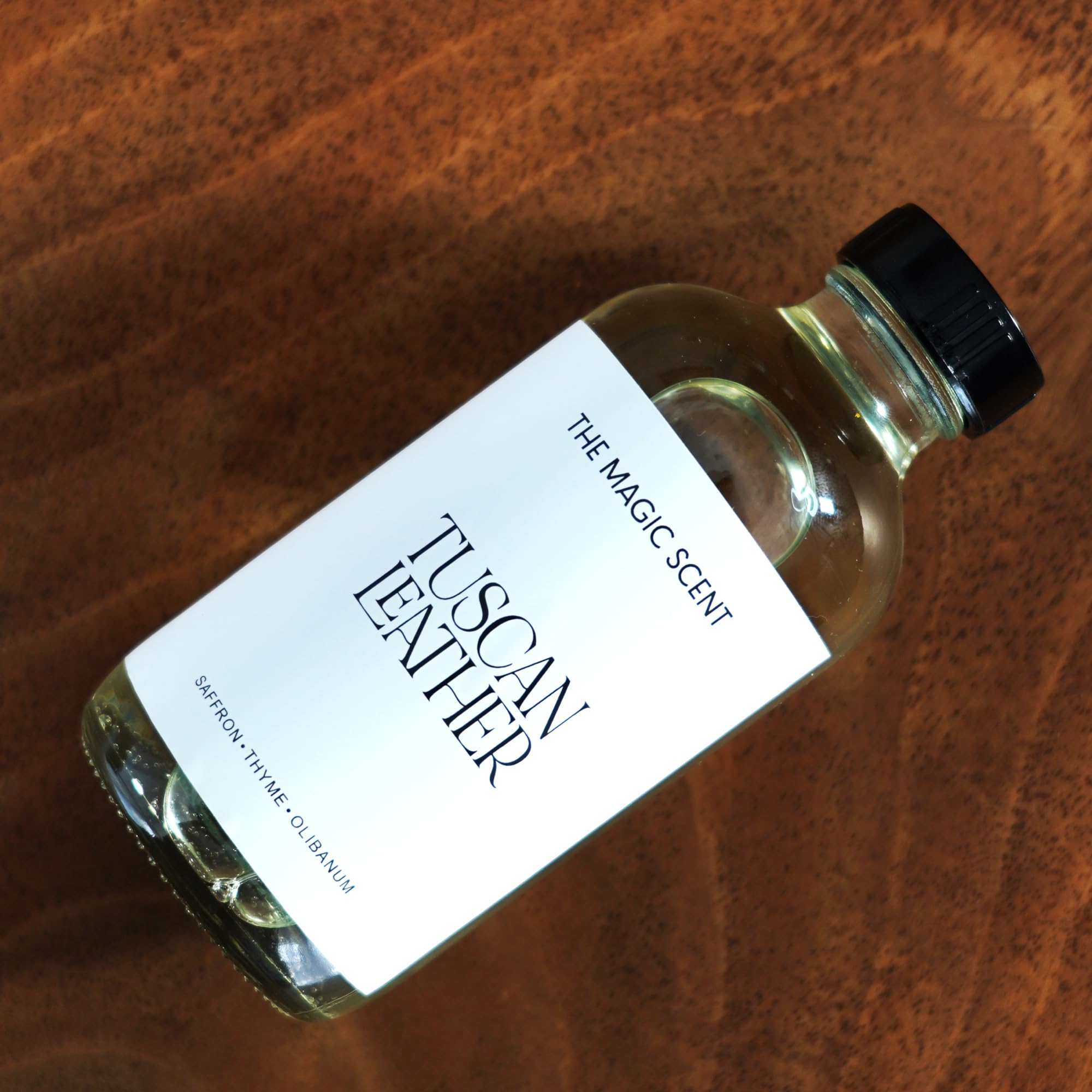 THE MAGIC SCENT Tuscan Leather diffusion discrète et durable dans une chambre