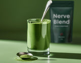 Poudre spiruline-chlorella The Nerve Brand, verre riche en nutriments.