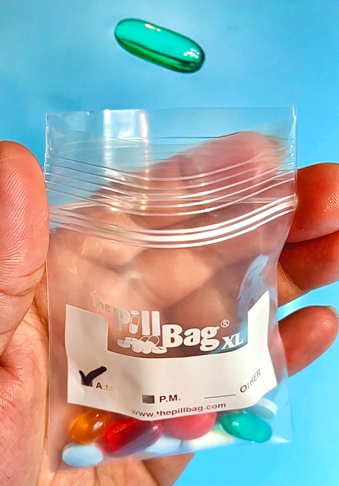 The Pill Bag montre une fermeture zippée pour accès rapide et sûr