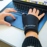 TheraICE wrap poignet portable, idéal pour les activités quotidiennes.