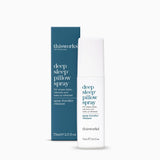 THISWORKS Deep Sleep Pillow Spray 75 ml sur lit, prêt à favoriser le repos.