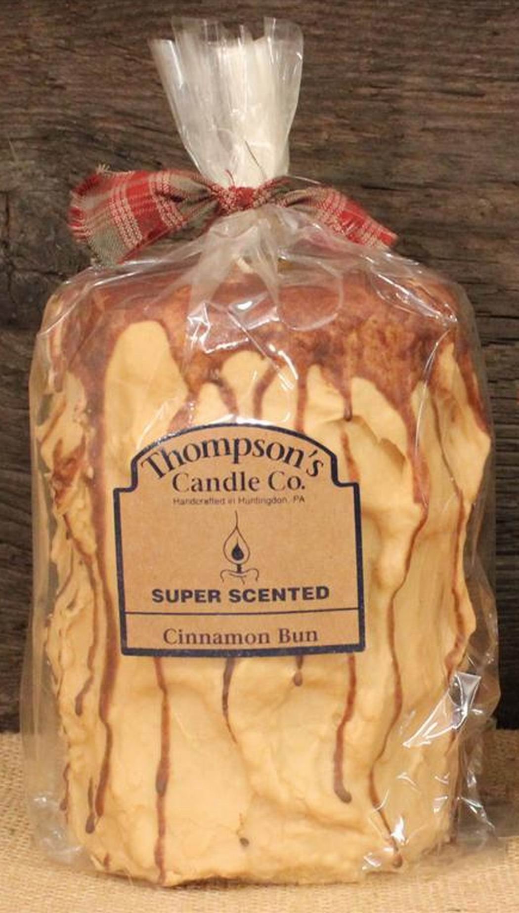 Thompson's Candle Co Cinnamon Bun 44oz pilier, vue du dessus, ambiance cosy prête à envelopper la pièce.