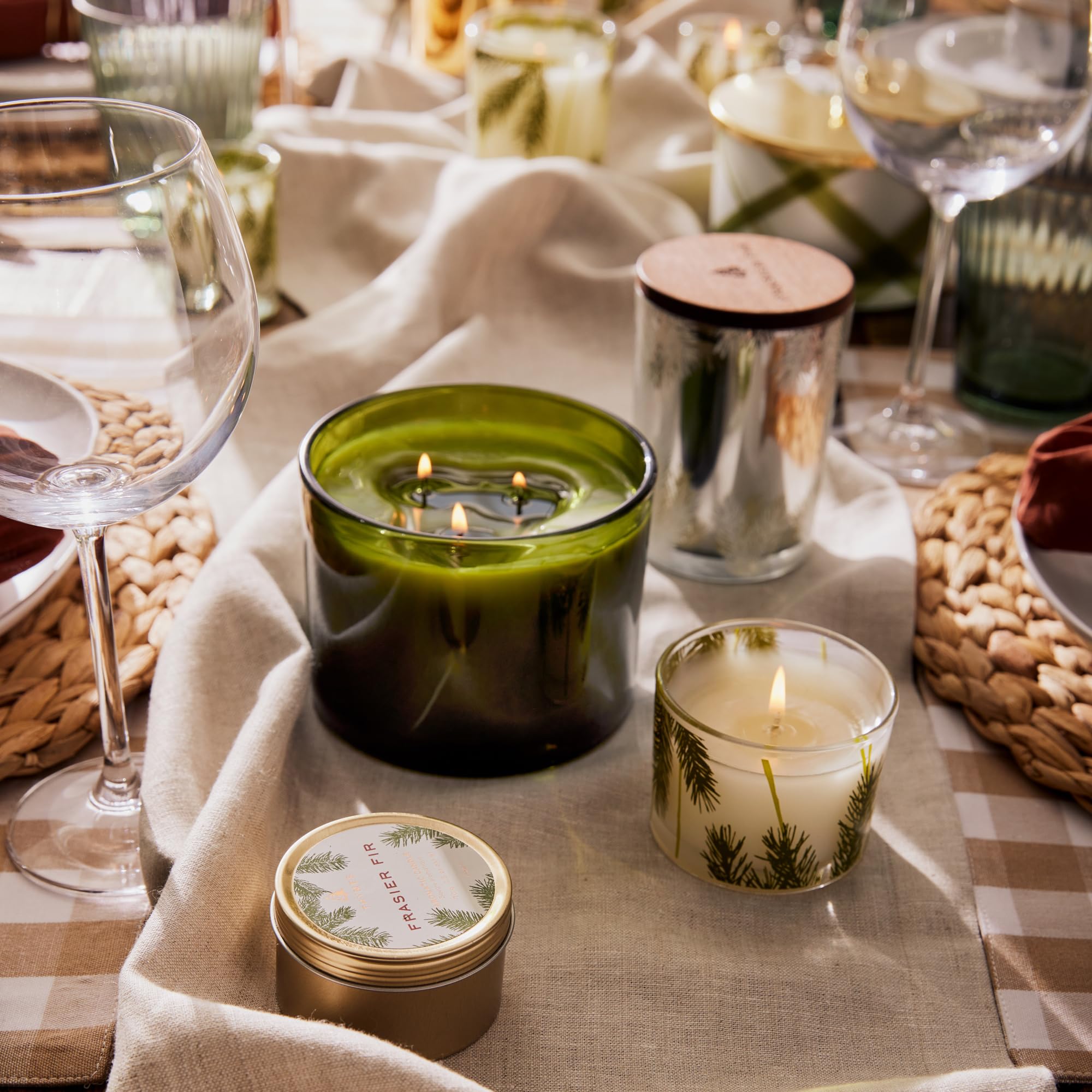 Ambiance féérique Thymes Frasier Fir pour salon douillet et convivial.