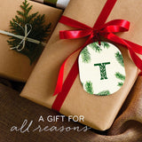 Thymes Bougie Noël Tin, parfum hivernal, décor élégant doré.