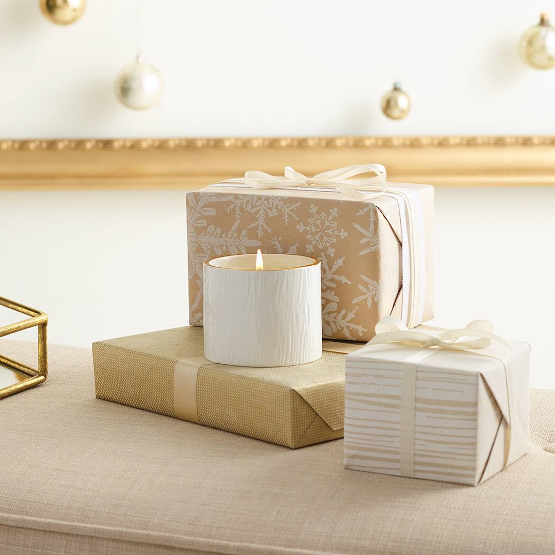 Détail de la céramique grain de bois et bord doré 24k de la bougie Thymes Frasier Fir design élégant