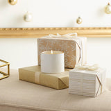 Détail de la céramique grain de bois et bord doré 24k de la bougie Thymes Frasier Fir design élégant