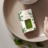 Éclairage lumineux doux du diffuseur Thymes Pura4 pour une ambiance nocturne.