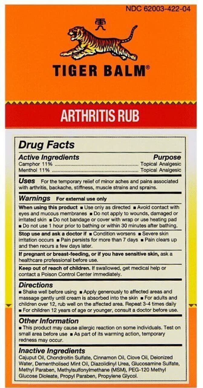 Tiger Balm Arthritis Rub appliqué sur la main, soulagement ciblé rapide.