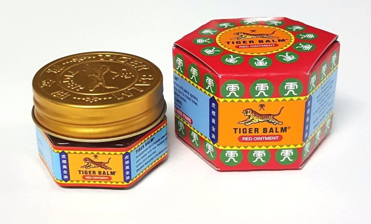 Tiger Balm Red Pommade en application, massage zone douloureuse.