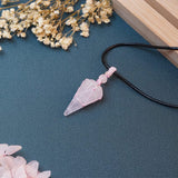 Détail pierre quartz rose sur collier TIKCAUZ, qualité naturelle et brillance douce.