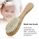 Massage doux du cuir chevelu avec la brosse TIKMNO pour bébé.