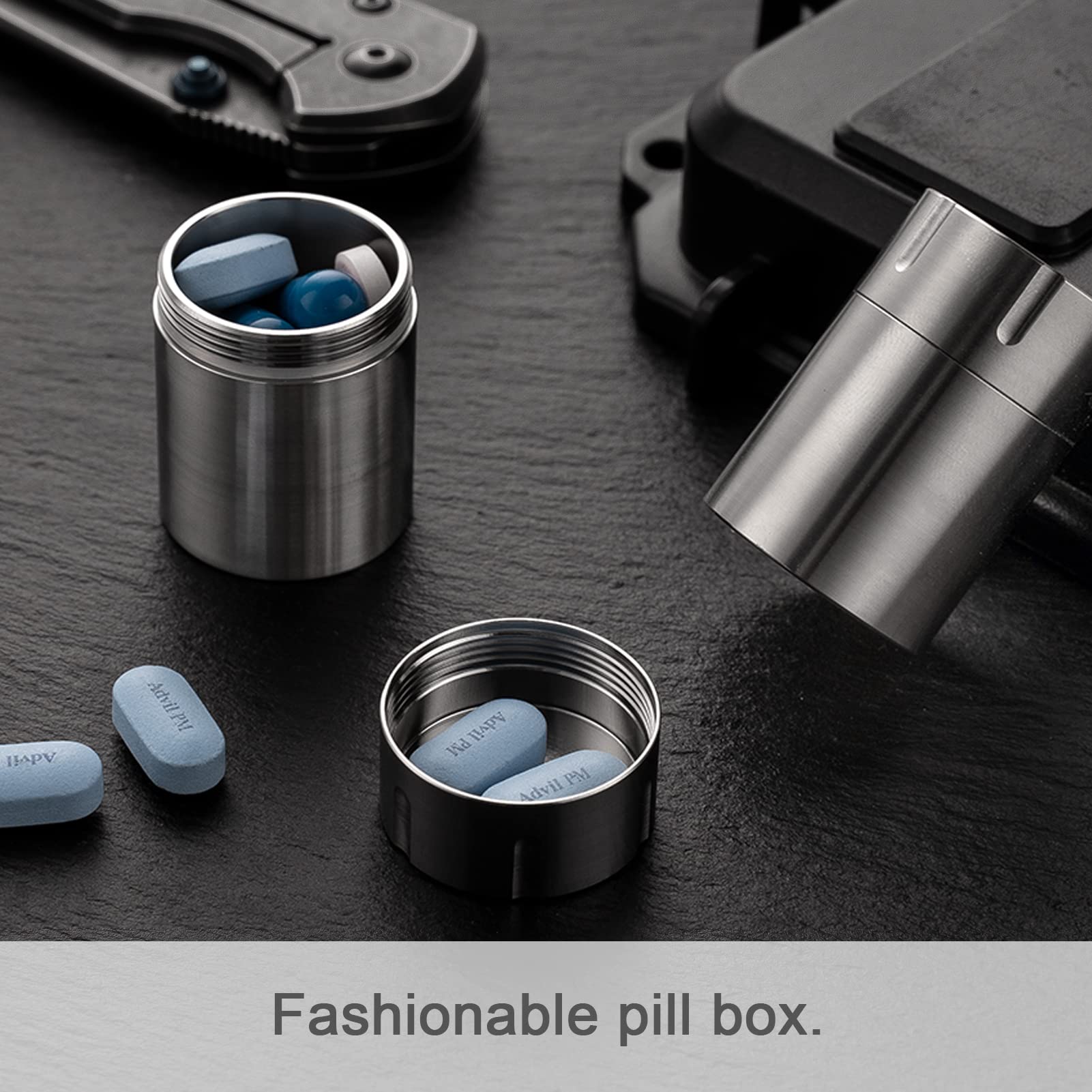 Usage polyvalent TISUR: pilules, bonbons et petits accessoires.