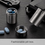 Usage polyvalent TISUR: pilules, bonbons et petits accessoires.