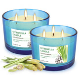 Bougie TLNFHRPI citronelle triple-meches dans pot bleu cobalt, ambiance extérieure durable.