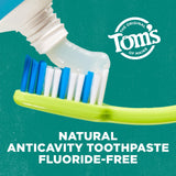 Tom's of Maine Botanically Bright dentifrice tube gros plan montre sa texture naturelle pour le brossage.