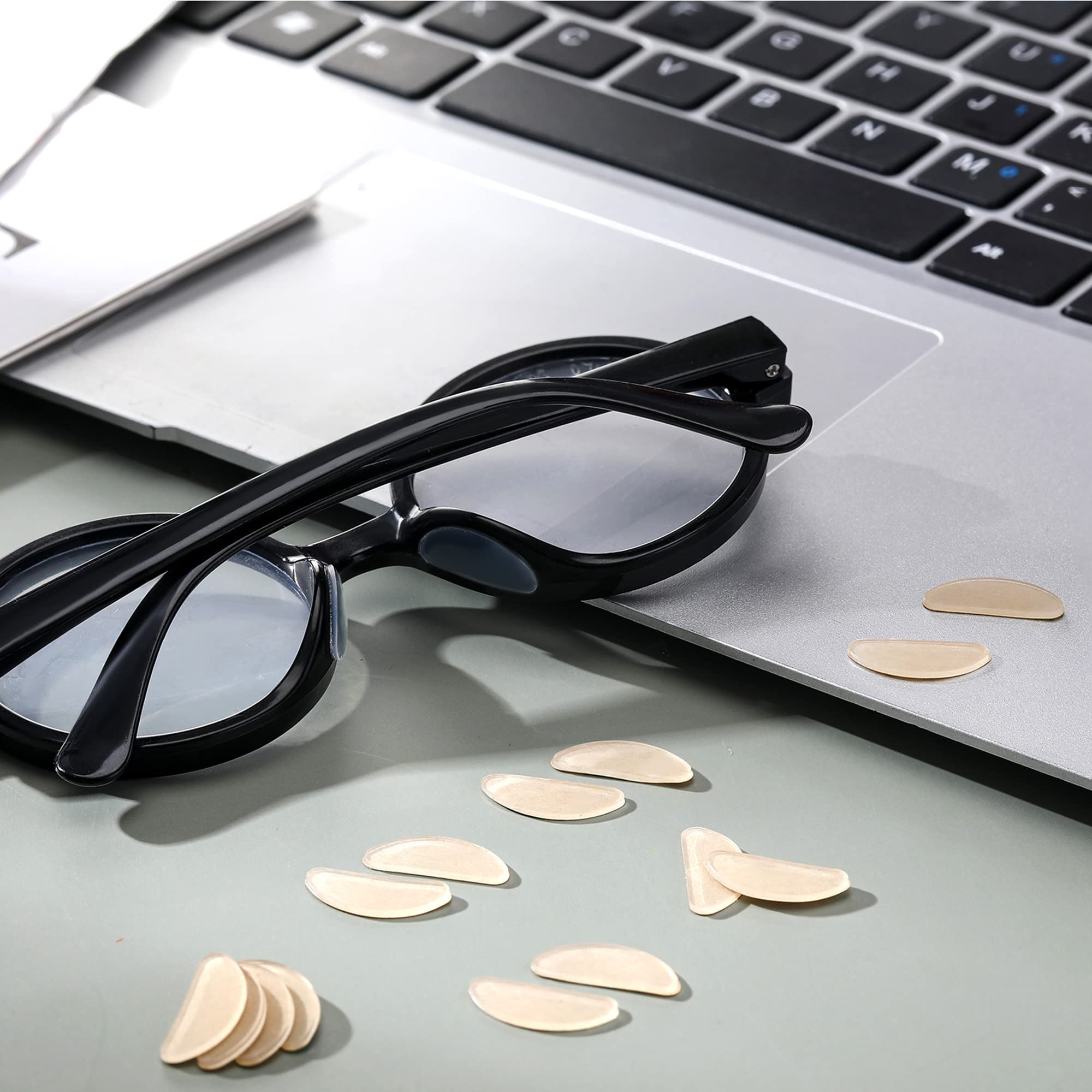Application rapide des pads TOODOO sur lunettes sans effort.