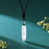 Collier Top Plaza quartz clair, pendent pointé, parfait pour un look chic discret au bureau.