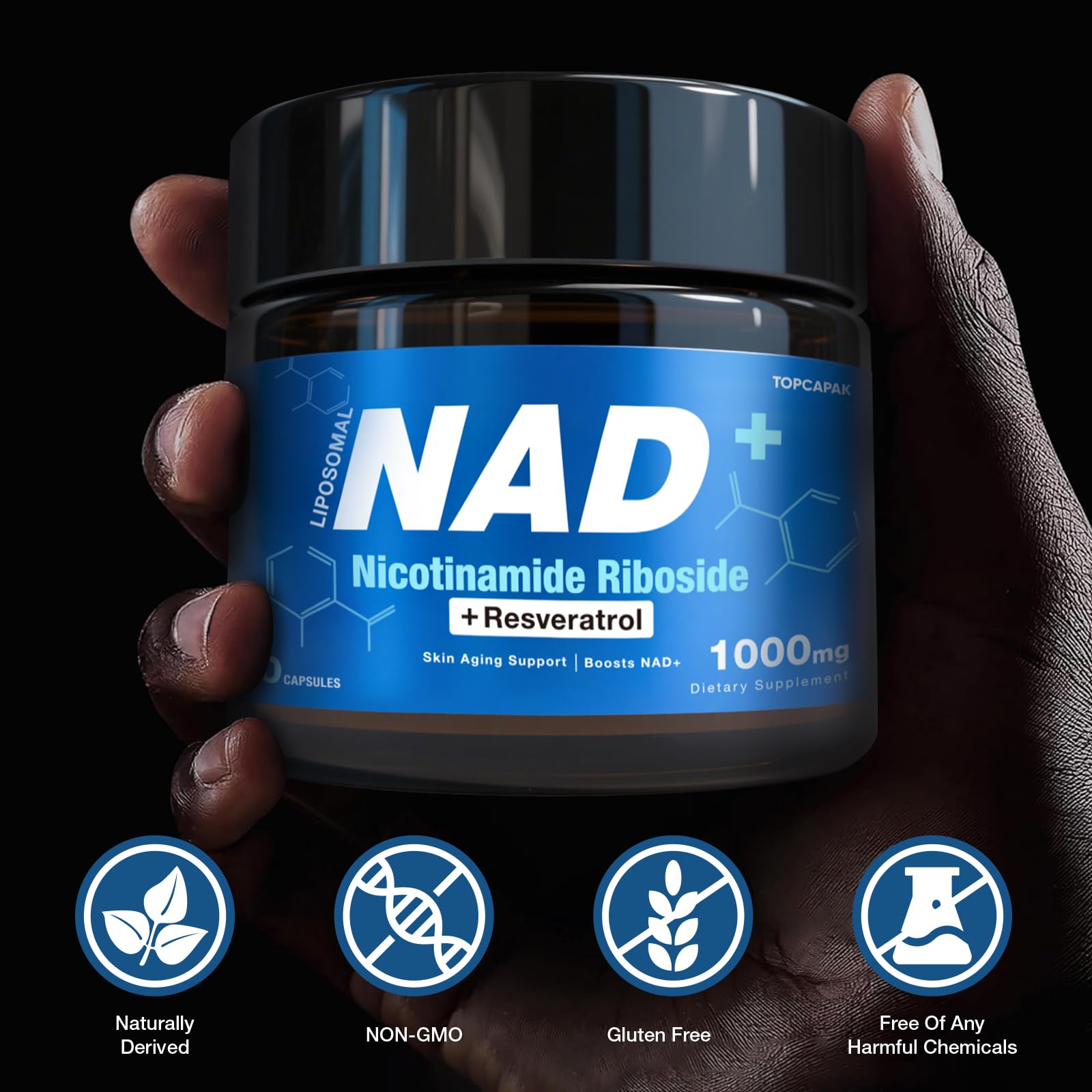 TOPCAPAK NAD+ : utilisateur prenant une capsule dans sa routine quotidienne.