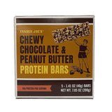 Barre protéinée Trader Joe's chocolat et cacahuète, texture moelleuse pour une collation pratique