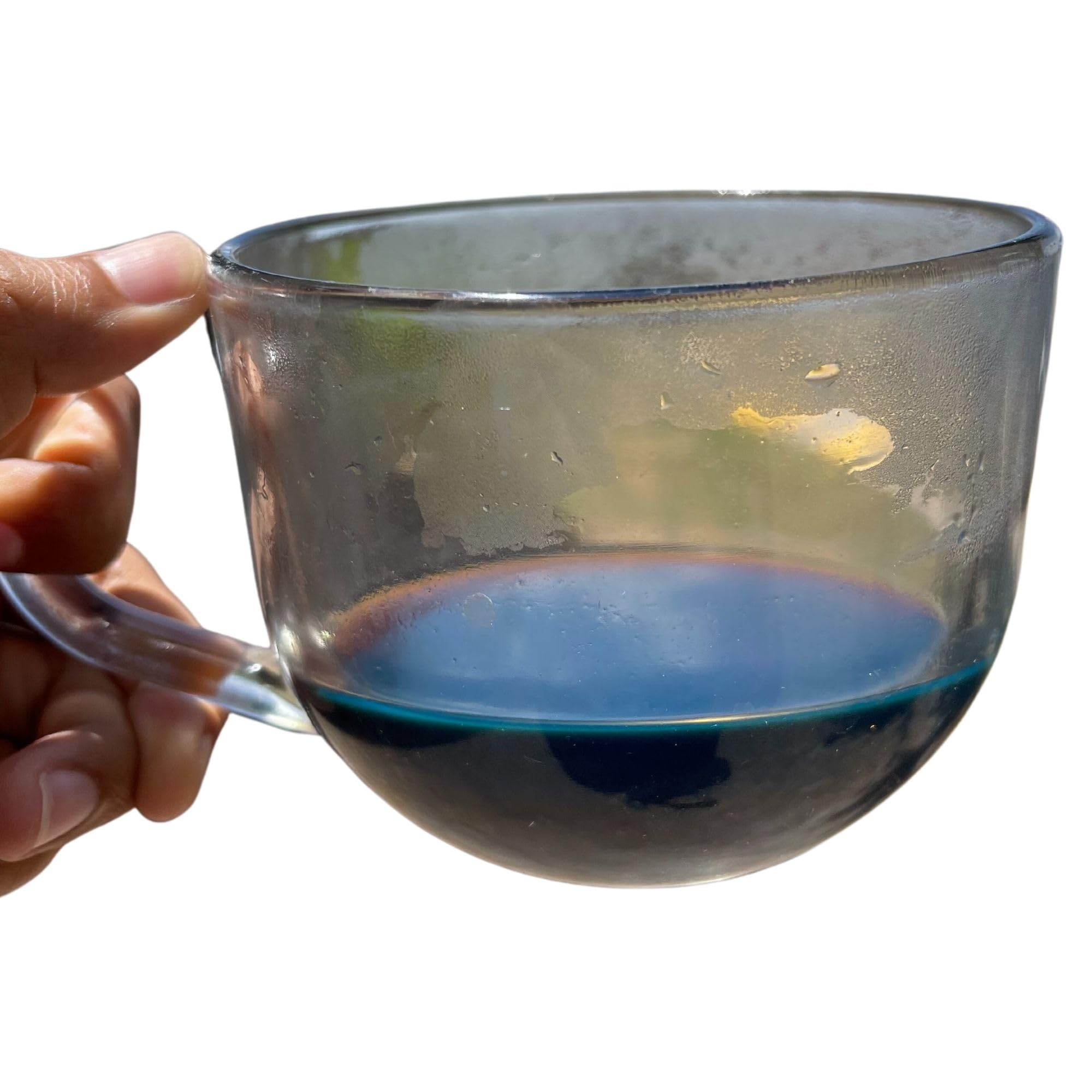 Tu Salud Plus, thé Palo Azul servi dans un verre clair dévoilant une teinte bleue