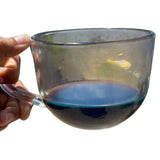 Tu Salud Plus, thé Palo Azul servi dans un verre clair dévoilant une teinte bleue