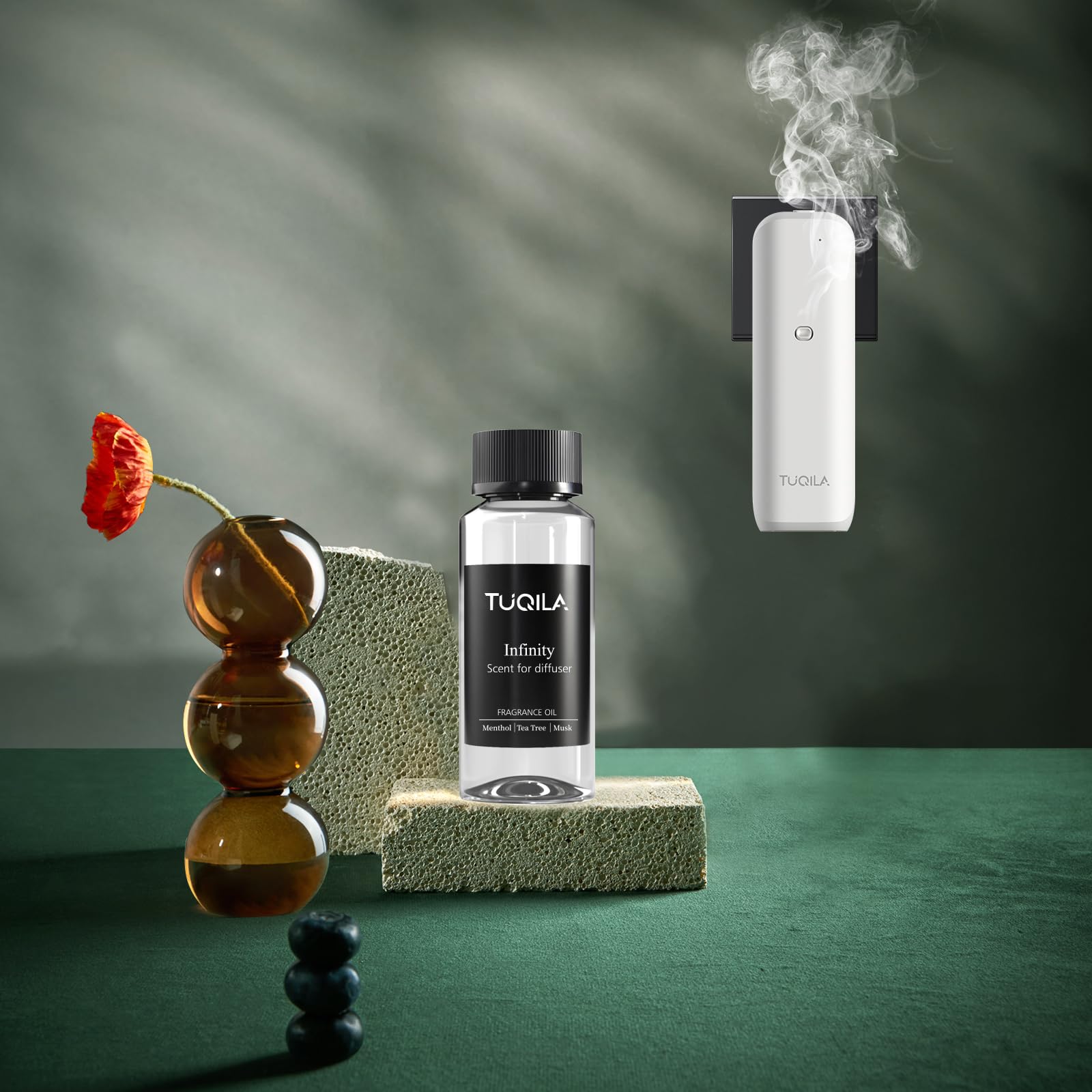 Ambre et musc apportent chaleur subtile et longue tenue.