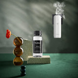 Ambre et musc apportent chaleur subtile et longue tenue.