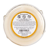 Flamme douce Tyler Candle Prestige Blueberry Blitz 22oz dans un salon cosy