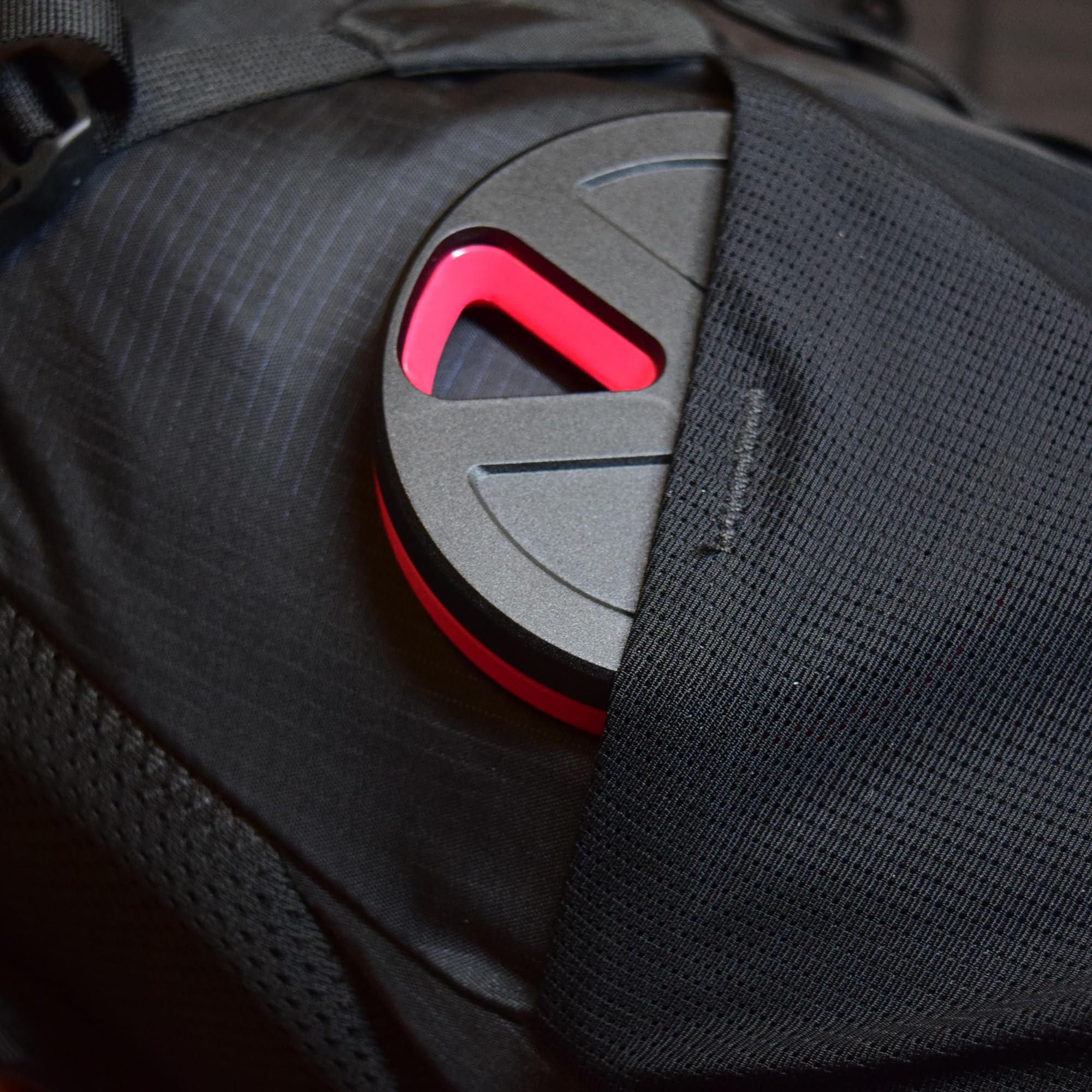 Pilulier Travel RX résistant à l’eau avec attache carabine pour déplacements.
