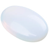 Opalite palmaire ovale prête pour méditation, compacte et portable.