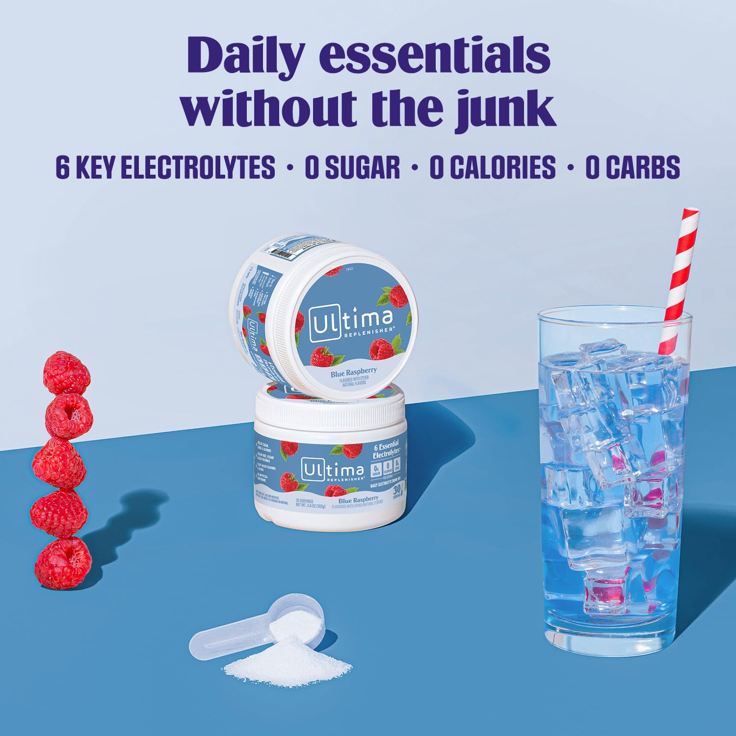 Verre avec Ultima Replenisher bleu-framboise mélangé et eau rafraîchissante.