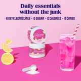Verre d'eau frais avec Pink Lemonade et glaçons utilisant Ultima Replenisher