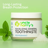 Dentifrice Uncle Harry's menthe sur étagère dans la salle de bain.