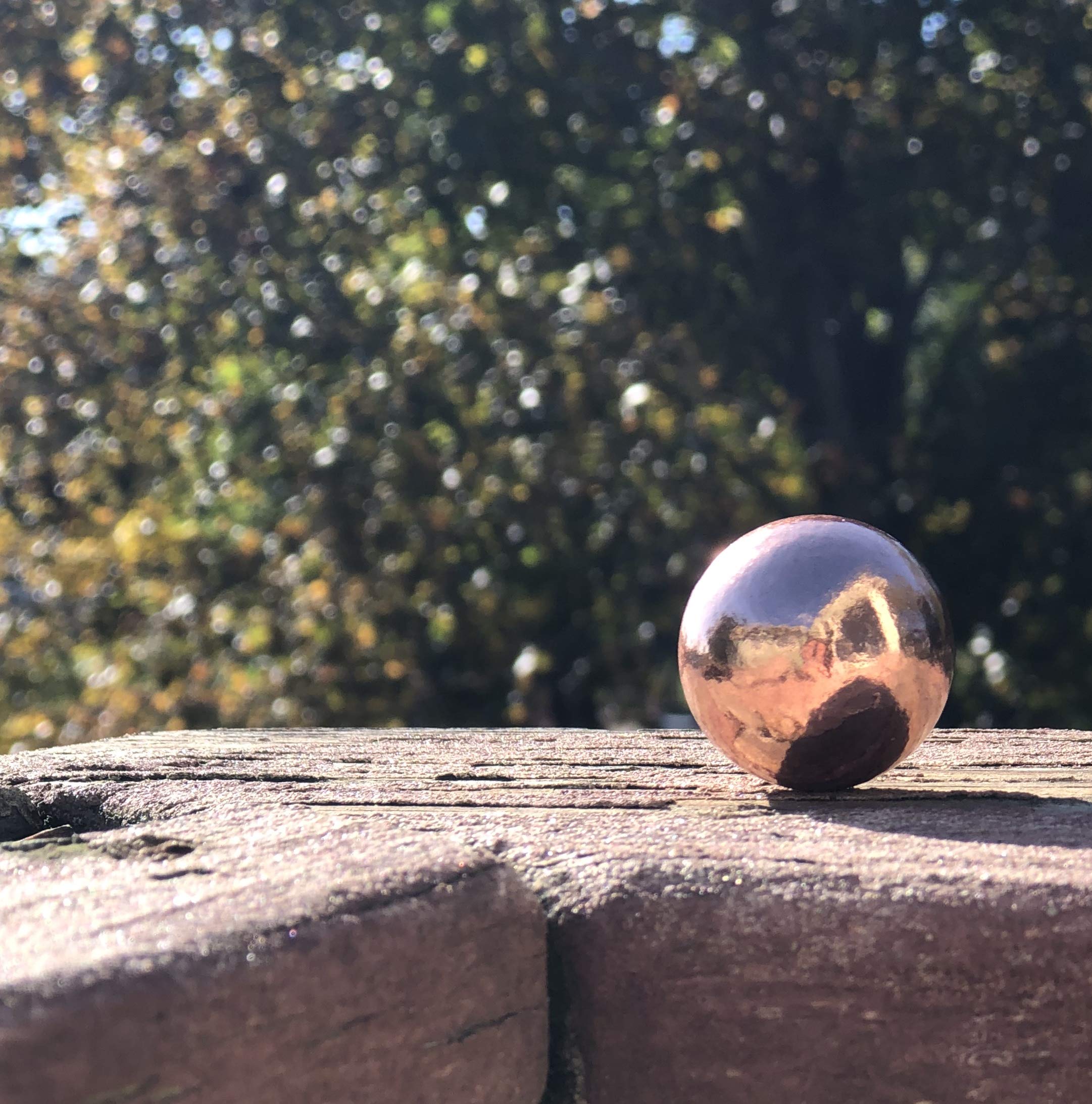 Boule cuivre Unique Metals 1 et 1/8 pouce, dispersion d'énergie dans une pièce.