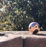 Boule cuivre Unique Metals 1 et 1/8 pouce, dispersion d'énergie dans une pièce.