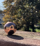 Boule Unique Metals cuivre 1 et 1/8 pouce, énergie centrée et atmosphère apaisante.