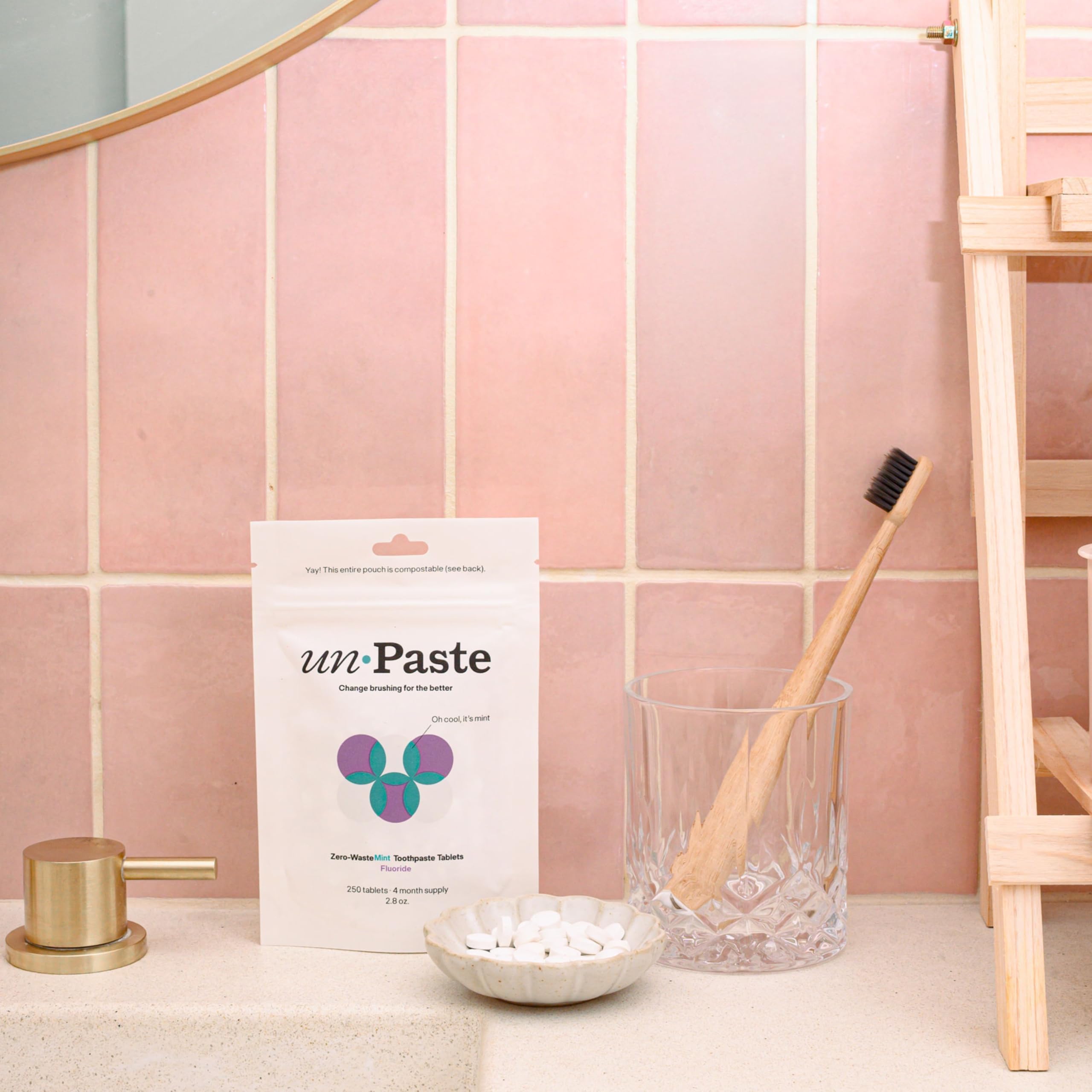 Unpaste tablettes dentifrice polissage doux pour surfaces dentaires plus propres.