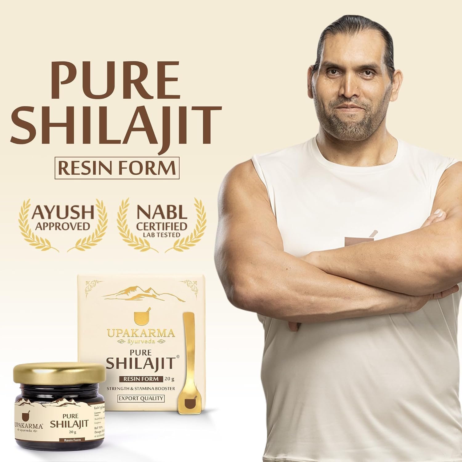 Texture semi-liquide de Shilajit prête à se dissoudre dans une boisson.
