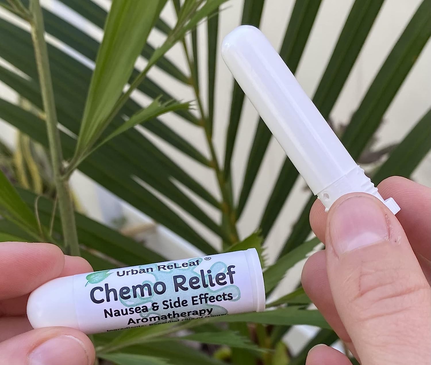 Urban ReLeaf inhalateur avec gingembre et citron, revitalisant lors d'une pause.