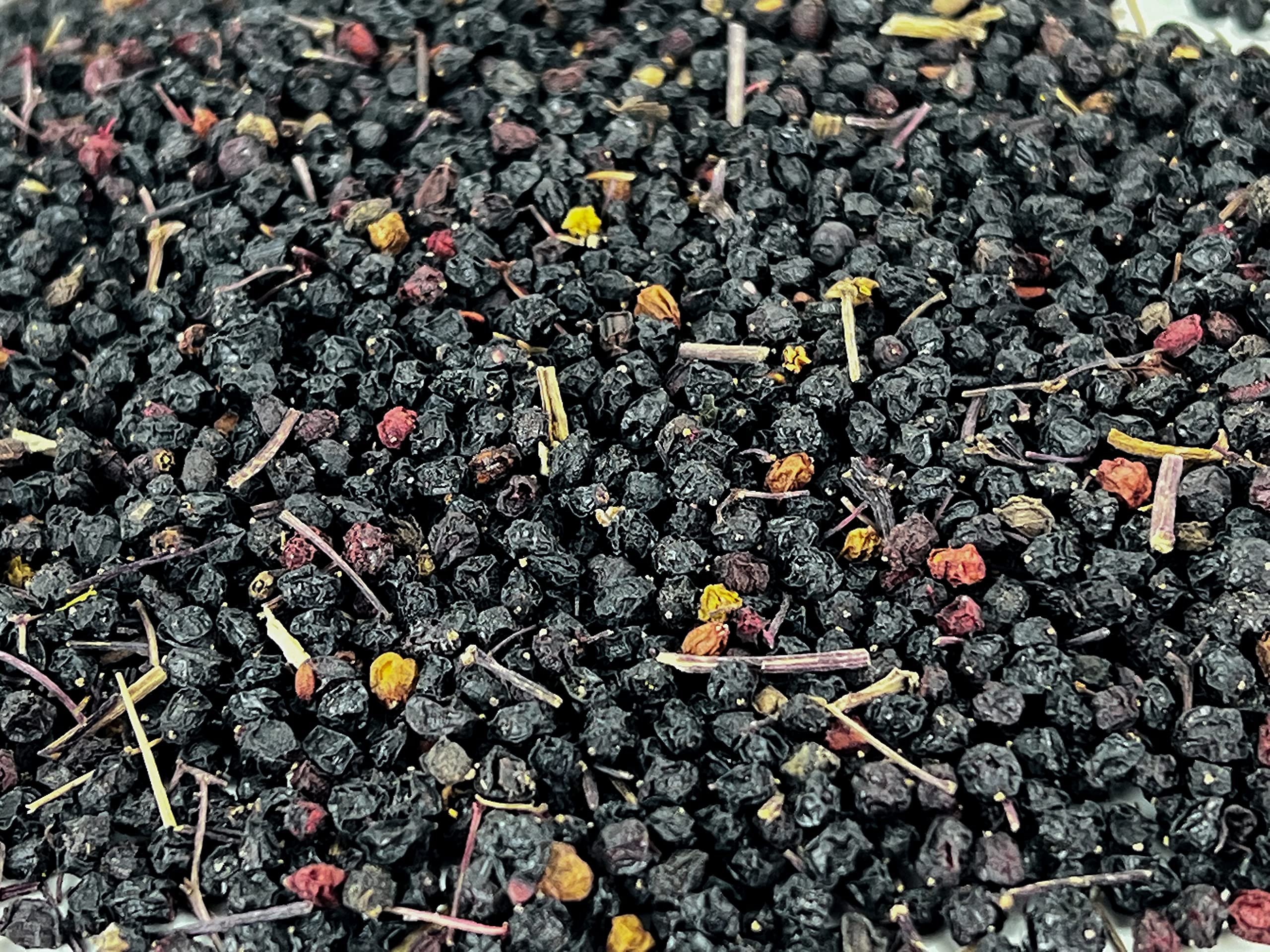 Gros plan sur le sureau séché U.S. Wellness Naturals, couleur riche.
