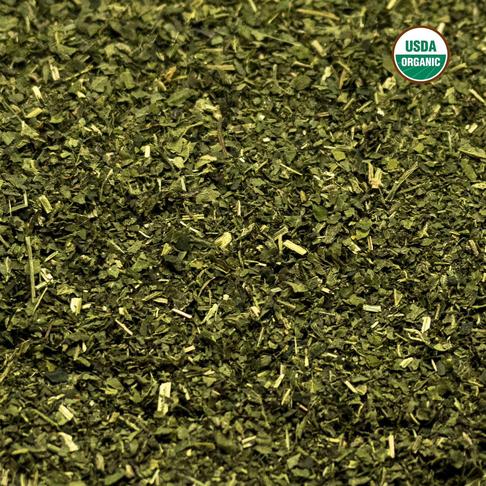 Préparation en tasse de tisane d’ortie – étape simple pour une dégustation idéale.