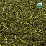 Préparation en tasse de tisane d’ortie – étape simple pour une dégustation idéale.