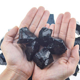 UU UNIHOM obsidienne noire brute humide, couleurs plus vives et détails révélés.