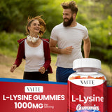 Main tenant une gomme VAITE L-Lysine 1000mg, prise quotidienne pratique.