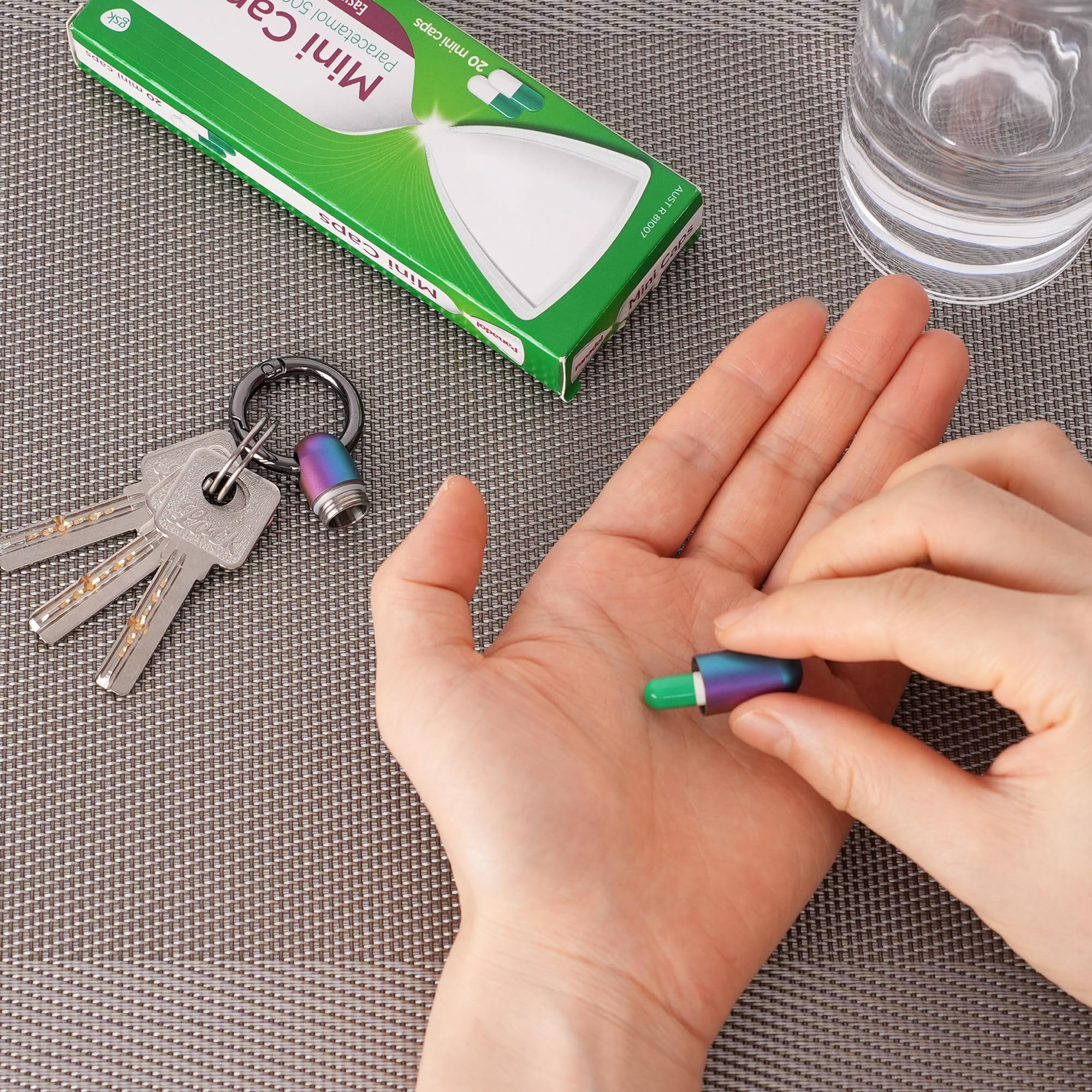 Porte-médicaments plein air VANSU bleu titane, prêt pour l'aventure.